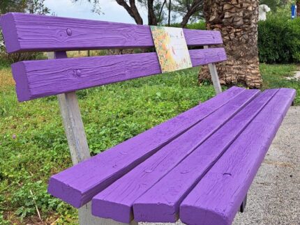 Panchina viola dedicata alla fibromialgia a Grottammare