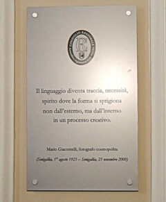 Targa dedicata a Mario Giacomelli a Palazzo delle Marche