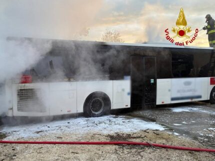 Incendio nel deposito Start di Porto d'Ascoli