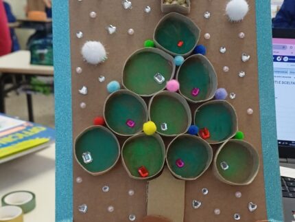 Albero realizzato dai bambini della scuola primaria di Castignano