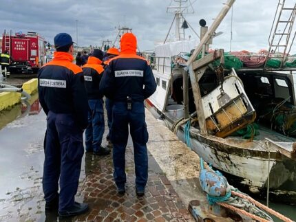 Peschereccio a rischio affondamento nel porto di San Benedetto
