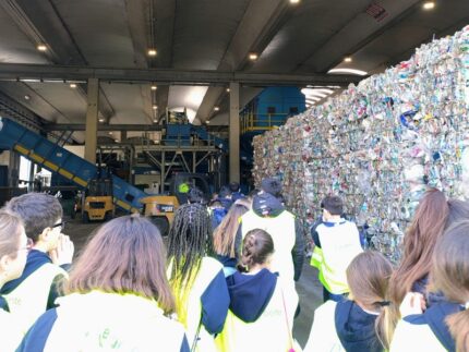 Studenti nell'impianto rifiuti di Picenambiente
