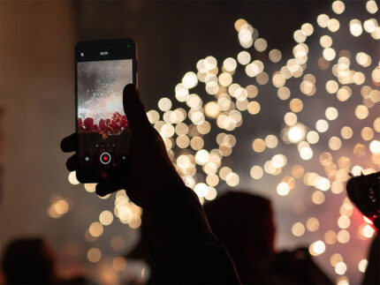 Smartphone riprende un evento pubblico