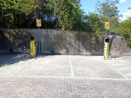 Colonnine di ricarica per veicoli elettrici realizzate da Poste Italiane