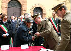 Cossignano - il Colonnello Principi saluta Gerardo Cristallini