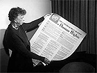 Eleonor Roosvelt mostra la Dichiarazione universale dei diritti umani