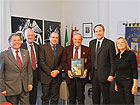Il governatore del Rotary, assieme a collaboratori locali e evicesindaco