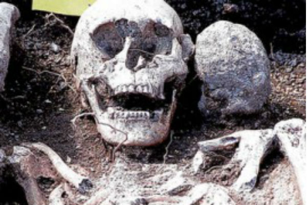 Esempio di scheletro ritrovato dopo scavo archeologico